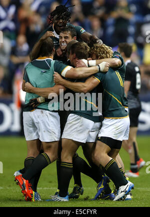 Glasgow, Regno Unito. 27 Luglio, 2014. I membri del team del Sud Africa festeggiano dopo la medaglia di oro match di uomini Rugby Sevens durante il giorno 4 del Glasgow 2014 Giochi del Commonwealth a Ibrox Stadium di Glasgow, Scozia, Gran Bretagna, il 27 luglio 2014. Il Sud Africa ha vinto il titolo battendo la Nuova Zelanda per la medaglia d'oro match con 17-12. Credito: Wang Lili/Xinhua/Alamy Live News Foto Stock