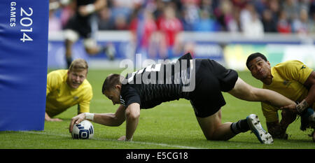 Glasgow, Regno Unito. 27 Luglio, 2014. Tim Mikkelson (C) della Nuova Zelanda punteggi a provare durante la semifinale partita tra Australia e Nuova Zelanda di uomini Rugby Sevens durante il giorno 4 del Glasgow 2014 Giochi del Commonwealth a Ibrox Stadium di Glasgow, Scozia, Gran Bretagna, il 27 luglio 2014. La Nuova Zelanda ha vinto 19-7. Credito: Wang Lili/Xinhua/Alamy Live News Foto Stock