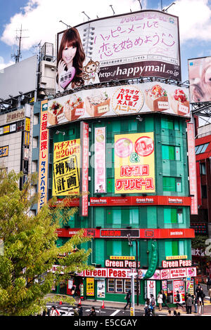 Piselli verdi giochi arcade edificio in Shinjuku, Tokyo, Giappone 2014 Foto Stock