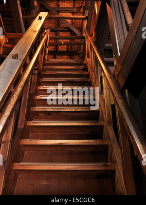 Vecchia scalinata in legno che porta al piano di sopra in una storica casa giapponese Foto Stock
