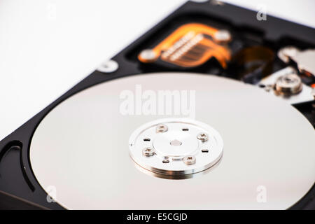 Hard disk drive (HDD) con il coperchio superiore aperto isolata su sfondo bianco Foto Stock