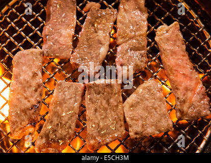 Primo piano della Yakiniku, Giapponese barbecue di carne di manzo cotta sul fuoco a un giapponese ristorante grill. Foto Stock