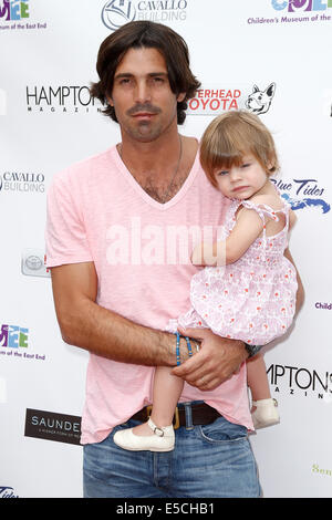 Argentina di giocatore di polo Nacho Figueras (L) e la figlia Alba Figueras partecipare alla sesta annuale fiera in famiglia presso il museo per bambini. Foto Stock