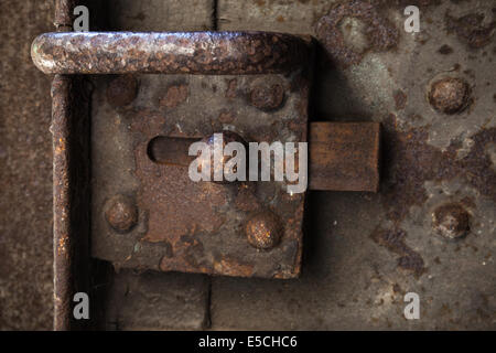 Vecchia serratura arrugginita sul buio con sportello in acciaio Foto Stock