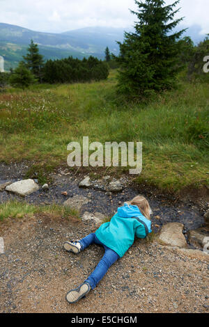 Bambino ragazza bionda turista ad esplorare le montagne giganti, Krkonose, Repubblica Ceca Foto Stock