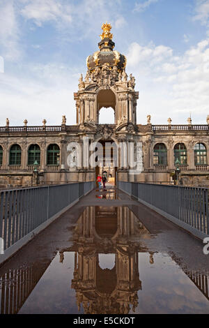 Corona di Gate lo Zwinger a Dresda in Sassonia, Germania, Europa Foto Stock