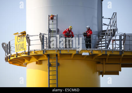 Lavoratori su una torre della turbina sul Gwynt y Mor fattoria eolica al largo delle coste del Galles del Nord durante la fase di costruzione nel 2014. Foto Stock