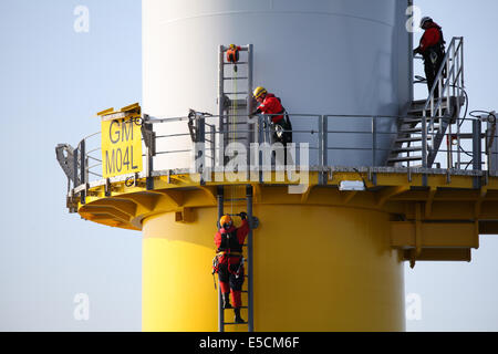 Lavoratori su una torre della turbina sul Gwynt y Mor fattoria eolica al largo delle coste del Galles del Nord durante la fase di costruzione nel 2014. Foto Stock