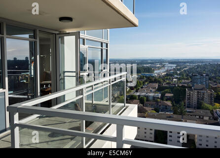 Vista dal balcone un nuovo alto edificio condominiale a New Westminster, BC, Canada (Vancouver maggiore). Vista del fiume Fraser Foto Stock