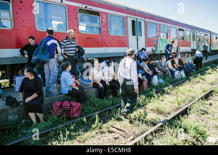 Giorno gli operai e i commercianti in treno da Tirana a Scutari, uno dei pochi collegamenti in treno nel paese, Albania Foto Stock