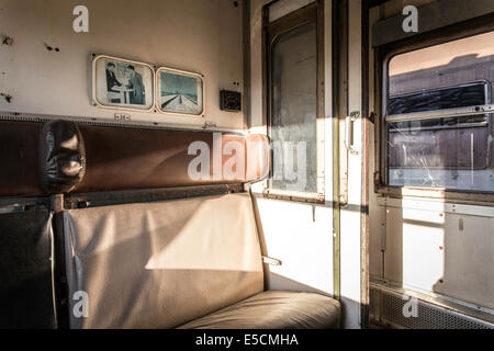 Il vecchio carro, treno da Tirana a Scutari, uno dei pochi collegamenti in treno nel paese, Albania Foto Stock