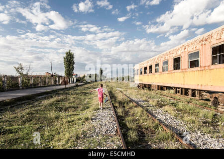 Treno Da Tirana a Scutari, uno dei pochi collegamenti in treno nel paese, Albania Foto Stock