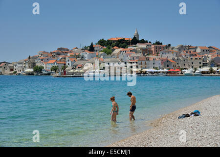 Spiaggia, mare Adriatico, Primosten, Regione di Sibenik e di Knin, Dalmazia, Croazia Foto Stock