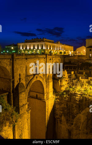 Ponte El Puente Nuevo di notte, Ronda, provincia di Malaga, Andalucía, Spagna Foto Stock