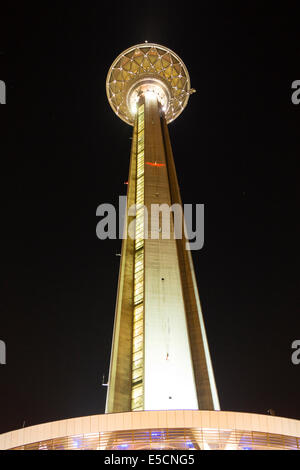 Milad Tower o torre di Teheran di notte, Teheran, Iran Foto Stock