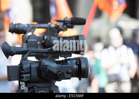 La copertura di una protesta di strada utilizzando la telecamera video Foto Stock