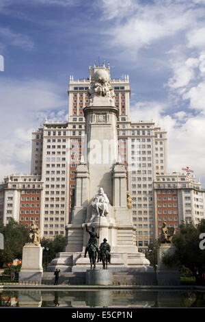 Plaza de España che mostra un monumento a Miguel de Cervantes Saavedra delimitato dall'Edificio de España e Madrid Tower Building Foto Stock