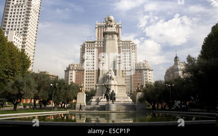 Plaza de España che mostra un monumento a Miguel de Cervantes Saavedra delimitato dall'Edificio de España e Madrid Tower Building Foto Stock