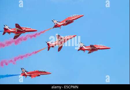 CLEETHORPES, Inghilterra luglio 27th: Royal Air Force frecce rosse eseguire una visualizzazione di acrobazia aerea a airshow Cleethropes il 27 Luglio 2014 Foto Stock