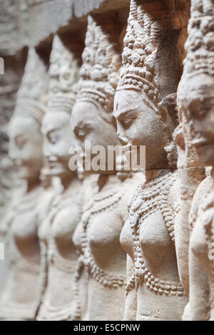 Bassorilievo con Apsaras sulla parete nascosto della terrazza degli elefanti, Angkor Thom, Siem Reap, Cambogia Foto Stock