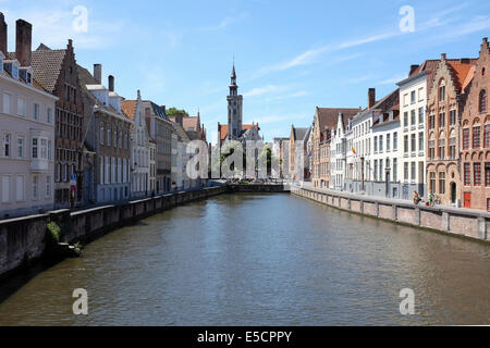 Canale di Bruges, Belgio. La vecchia casa di pedaggio in background. Foto Stock