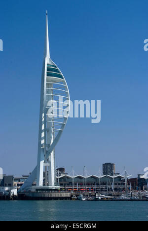 Spinnaker Tower da Gunwharf, Portsmouth, Inghilterra Foto Stock