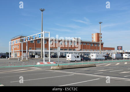 I veicoli in attesa di salire a bordo del traghetto in prossimità di uno degli edifici al Porto di Calais, Francia Foto Stock