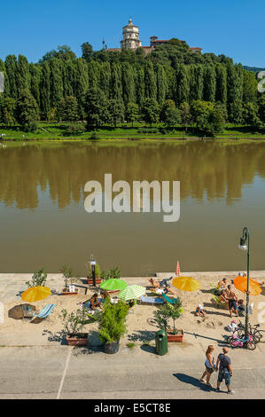 Italia Piemonte Torino Murazzi spiaggia lungo il fiume Po Foto Stock