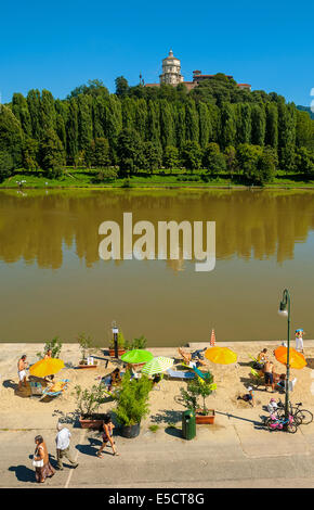 Italia Piemonte Torino Murazzi spiaggia lungo il fiume Po Foto Stock