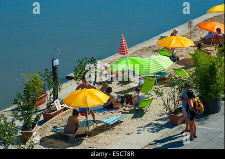 Italia Piemonte Torino Murazzi spiaggia lungo il fiume Po Foto Stock