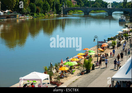 Italia Piemonte Torino Murazzi spiaggia lungo il fiume Po Foto Stock