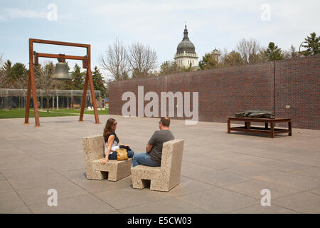 Due persone sat guardando sculture a Minneapolis Sculpture Garden, Walker Art Center, STATI UNITI D'AMERICA. ( Manuale per la riparazione se necessario ) Foto Stock