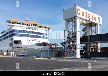 P&O traghetto arrivando alla porta 7 del porto di Calais, Francia Foto Stock