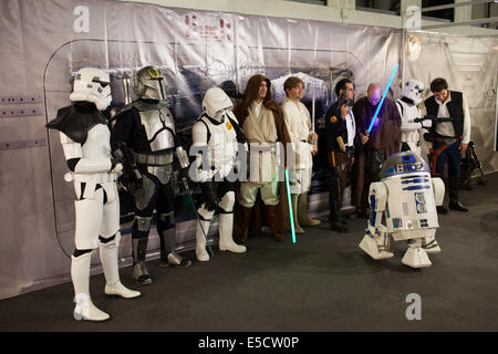 Personaggi di Star Wars in posa alla Fiera Internazionale Comic di Barcellona il 17 maggio 2014 a Barcellona, Catalogna, Spagna. Foto Stock