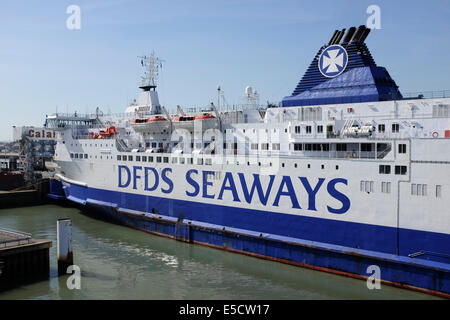 DFDS Seaways traghetto ormeggiata nel porto di Calais, Francia Foto Stock