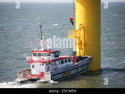 Una turbina recipiente di trasferimento sul Gwynt y Mor fattoria eolica al largo delle coste del Galles del Nord durante la fase di costruzione nel 2014. Foto Stock