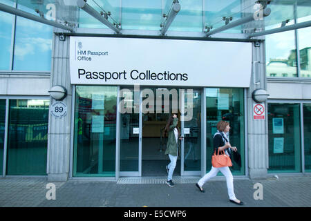 Londra, Regno Unito. Il 28 luglio 2014. Il personale ha organizzato una giornata di cammino fuori all'ufficio passaporti più pagare tagli, penuria e pensioni Foto Stock