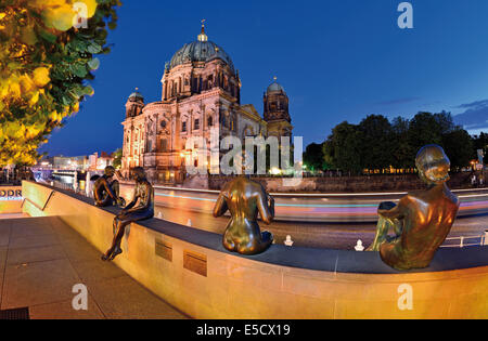 Germania Berlino: statue di bronzo a Sprea riverside con visualizzazione Dom Foto Stock