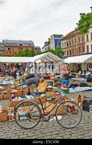 Mercato delle pulci a Place du jeu de Balle Foto Stock