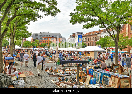 Mercato delle pulci a Place du jeu de Balle Foto Stock