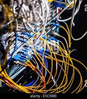 In fibra ottica apparecchiature in un centro dati Foto Stock