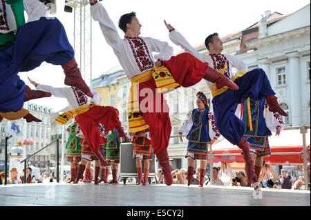 Il gruppo folk (Edmonton Alberta), ballerini ucraini Viter dal Canada durante il 48mo Festival Internazionale del Folklore in Zagreb Foto Stock