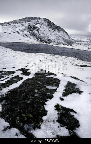 Vista verso Glyder Fach oltre Llyn Caseg-Fraith, Snowdonia, Galles. Foto Stock