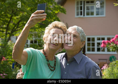 Coppia di anziani prendendo un selfie foto con un telefono cellulare Foto Stock