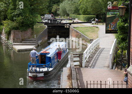 Narrowboat avvicinando Newbury Lock sul Kennet & Avon Canal Newbury Berkshire REGNO UNITO Foto Stock