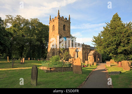 Chiesa di San Lorenzo, Eyam piaga village, Derbyshire, Parco Nazionale di Peak District, Inghilterra, Regno Unito. Foto Stock