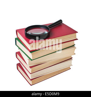 Pila di libri e lente di ingrandimento isolato Foto Stock