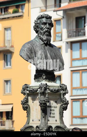 Busto di Benvenuto Cellini sul Ponte Vecchio di Firenze, Italia Foto Stock