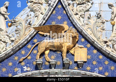 Leone alato, simbolo di Venezia, sulla facciata di San Marco Cattedrale. Venezia, Italia Foto Stock