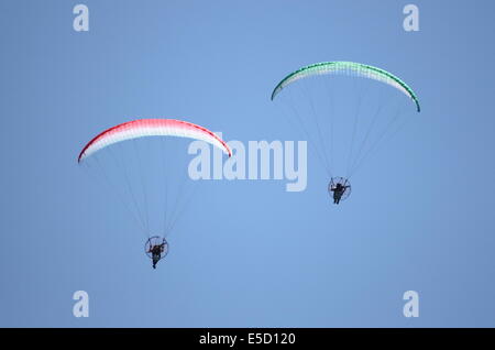 Un paio di powered parapendii fluttuante nel cielo Foto Stock